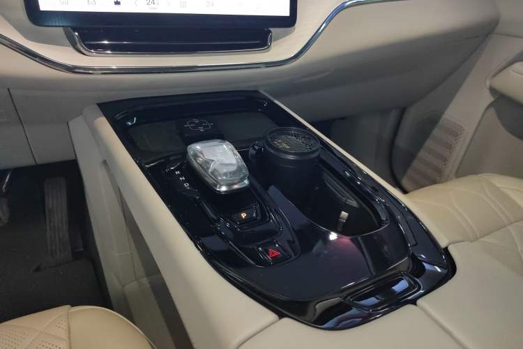 Used Volvo EM90 2025 Ultra Six-Seater