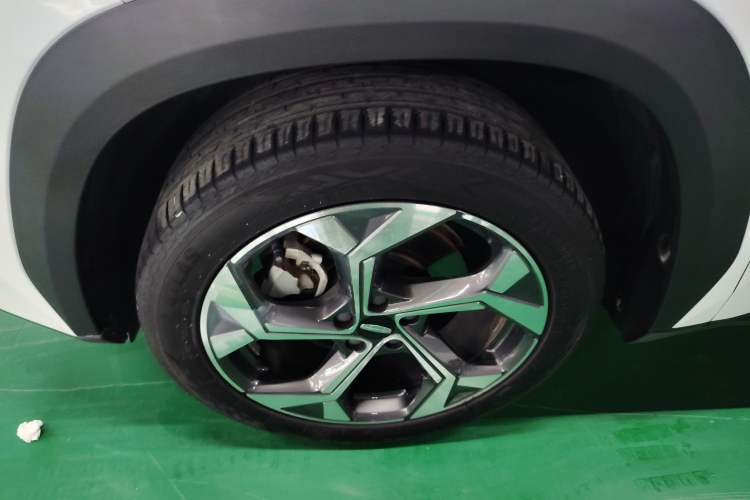 Used Geely Auto FX11 2023 1.5TD Leishen Hi·F Super Swift Left Front Wheel Hub