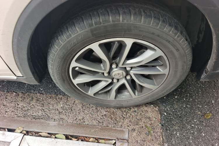 Used Baojun 730 2019 1.5L Manual Fashion Model 7-seater China VI Right Front Wheel Hub