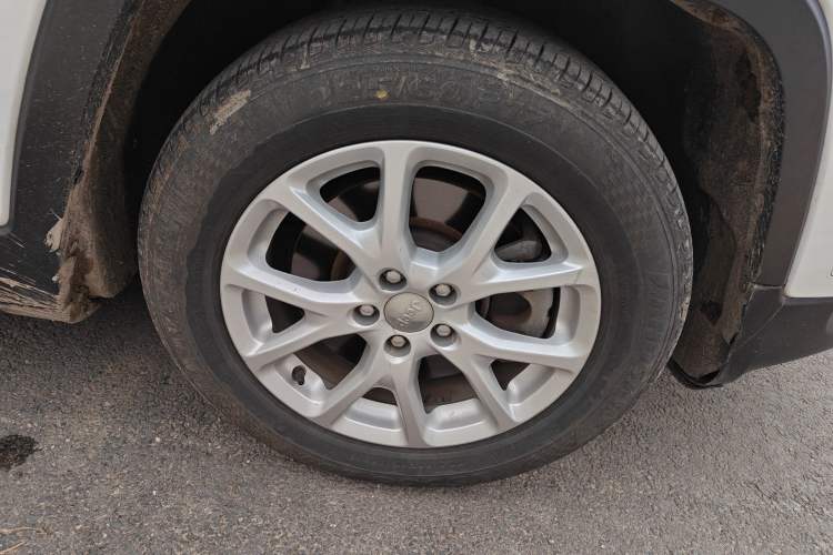 Used Jeep Cherokee 2016 2.0L Superior Edition Right Front Wheel Hub