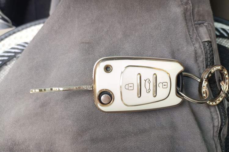 Used Hyundai Verna (older generation) 2014 1.4L Automatic Smart GLS Vehicle Key