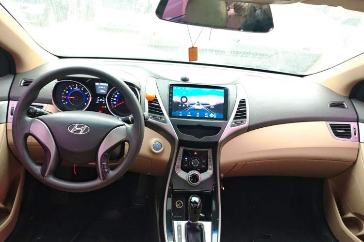 Used Hyundai Elantra (5th Generation / Langdong) 2013 1.6L Automatic Leading Model Center Console