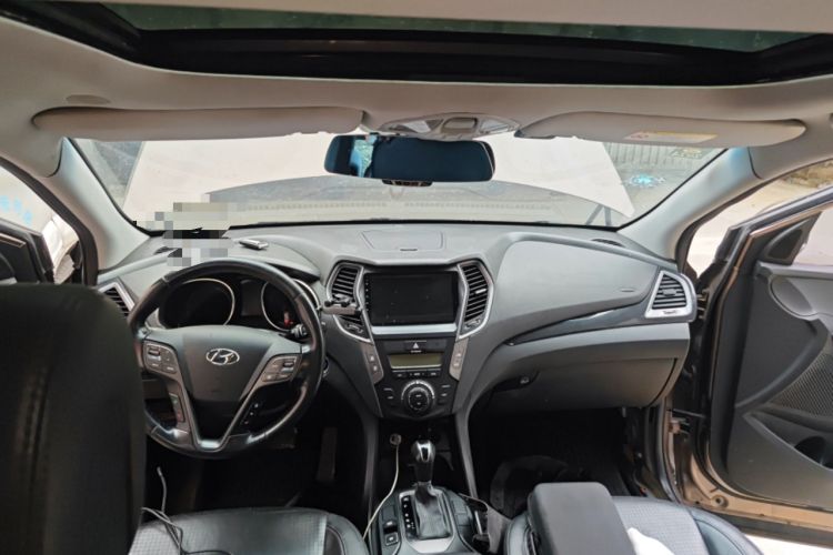 Used Hyundai Santa Fe 2013 2.4L Automatic Two-Wheel Drive Smart Version Center Console