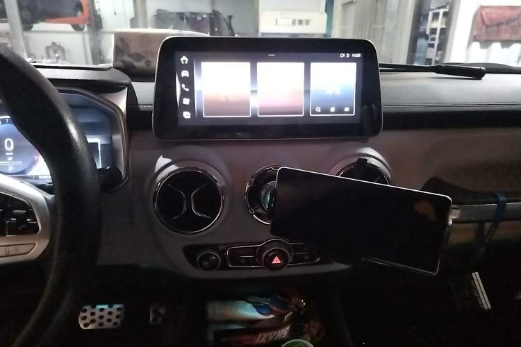 Used BAIC Off-Road BJ40 2023 2.0T Automatic Four-Wheel Drive Urban Hunter Edition Chivalrous Type Audio And AC Panel