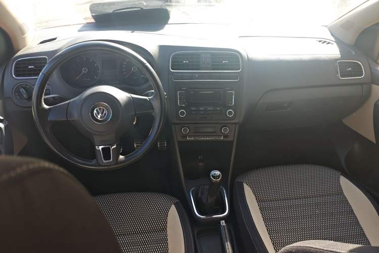 Used Volkswagen Polo 2012 1.6L Cross Polo MT Center Console