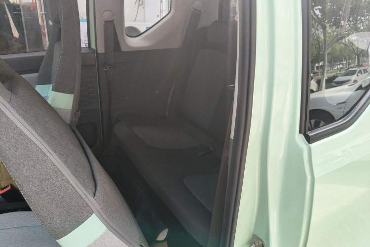 Used Wuling Hongguang MINIEV 2021 Macaron Sandwich Model 120 km Lithium Iron Phosphate
