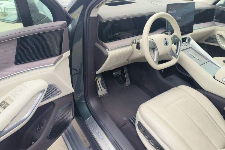 Used Denza N9 2025 Flagship Model
