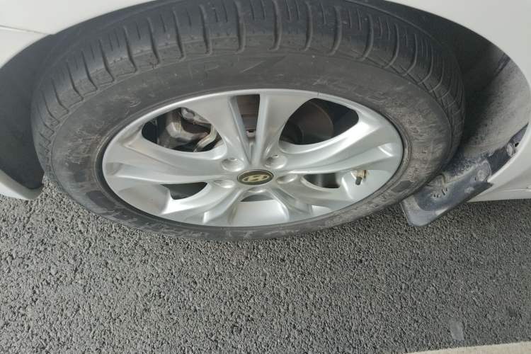 Used Hyundai Sonata 2011 2.0L Automatic Luxury Edition Left Front Wheel Hub