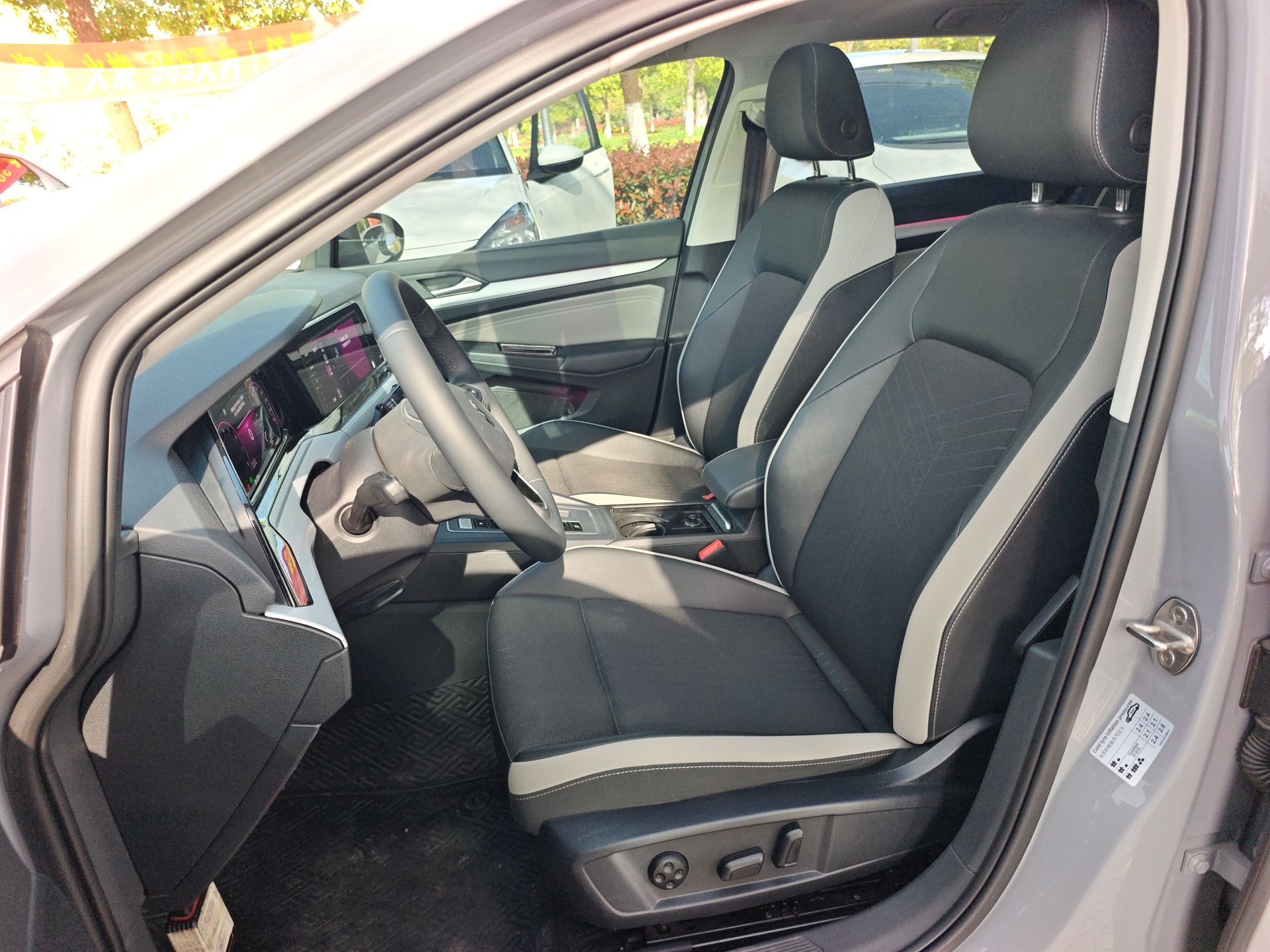 المقاعد الأمامية داخل السيارة