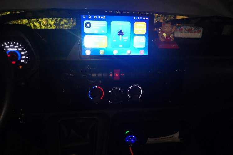 Used Iveco Daily 2022 2.5T A37 M1 Passenger Van 5-9 Seats Long Wheelbase Mid-Roof Design Dual Tires Side Sliding Doors