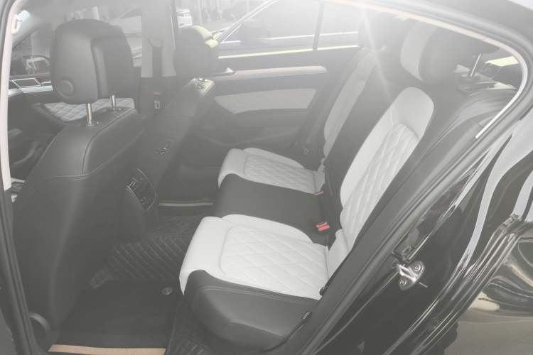 Used Volkswagen Magotan 2025 Zhongxiang Version 330TSI DSG Luxury Edition Left Rear Seat