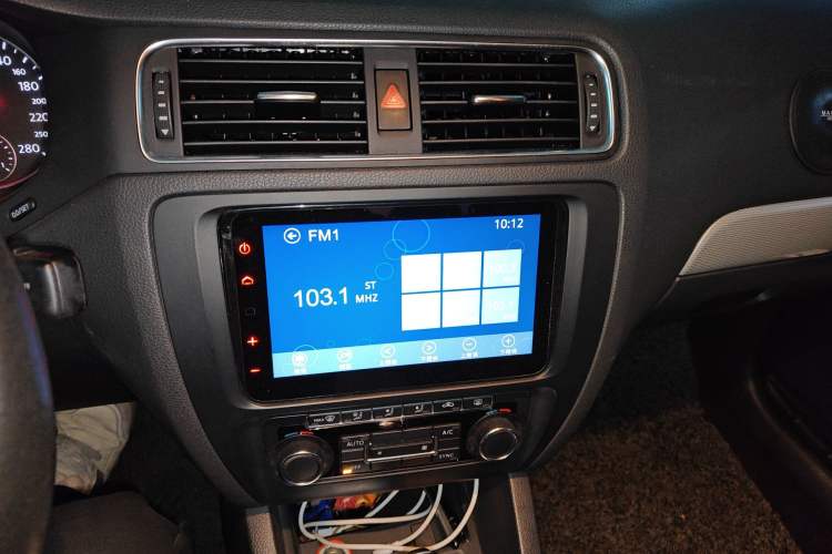 Used Volkswagen Sagitar 2014 1.4TSI Automatic Luxury Model Audio And AC Panel