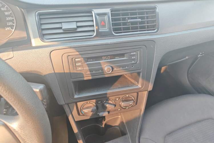 Used Volkswagen Santana 2013 1.6L Manual Fashion Edition Audio And AC Panel