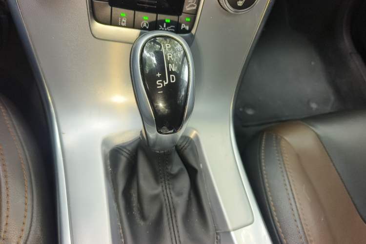 Used Volvo XC60 2017 T5 AWD Smart Range Edition Gear Lever