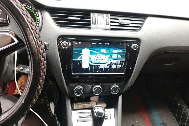 Used Skoda Octavia 2018 TSI230 DSG Comfort Edition Audio And AC Panel