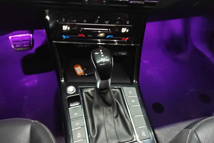 Used Volkswagen Passat 2021 330TSI Luxury Edition Gear Lever