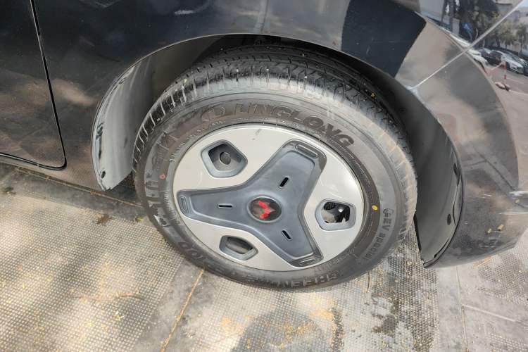 Used Wuling Zhiguang New Energy 2025 Comfort Model Right Front Wheel Hub