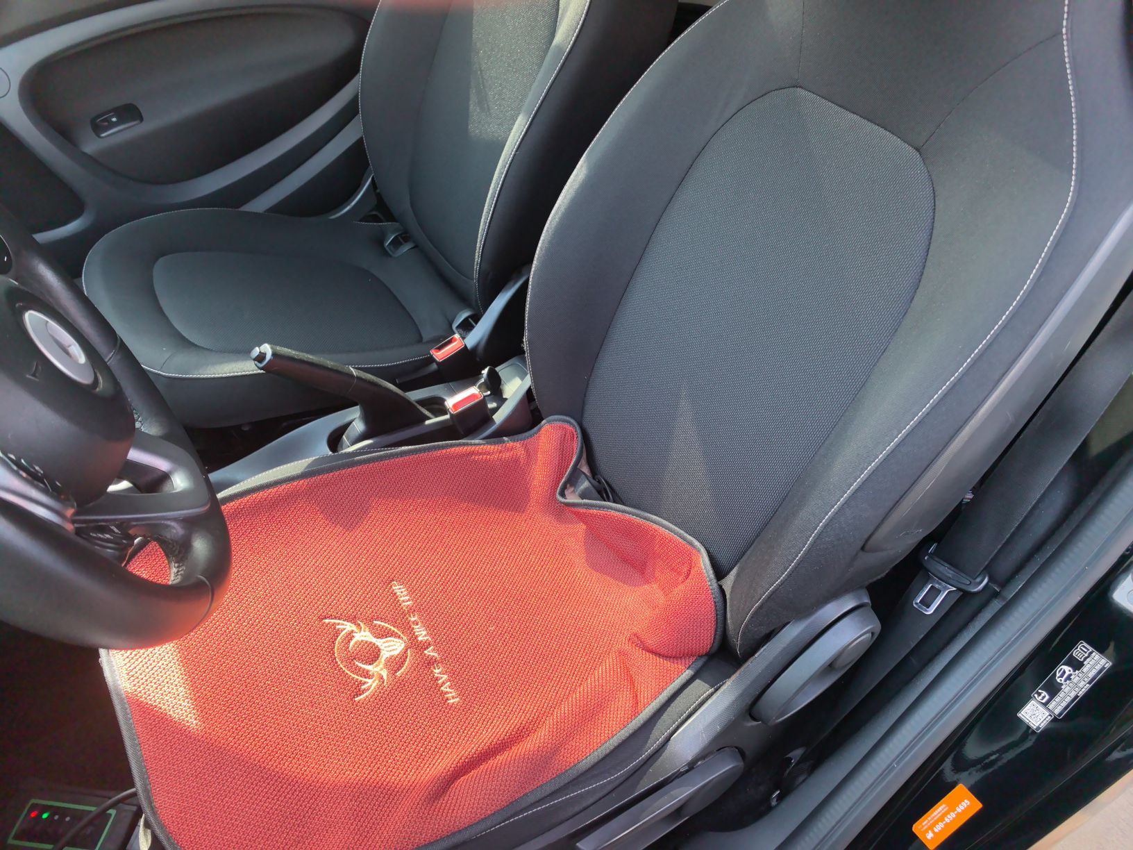 المقاعد الأمامية داخل السيارة