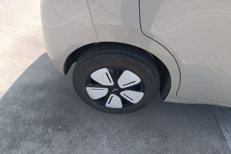 Used Wuling Hongguang MINIEV 2025 Four-Door Version Advanced Edition Right Rear Wheel Hub