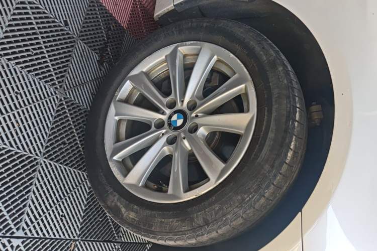 Used BMW 5 Series 2014 520Li Elegant Model
