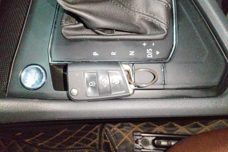 Used Volkswagen Tiguan L 2017 330TSI Automatic Two-Wheel Drive Luxury Edition Interior 1