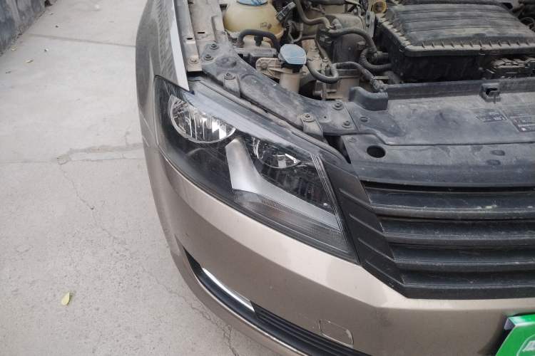 Used Volkswagen Lavida 2013 Revised Classic 1.6L Manual Fashion Edition Right Front Headlight