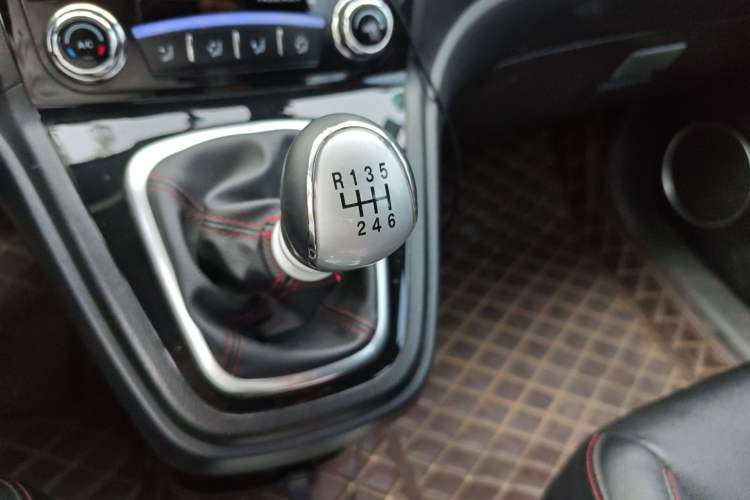Used Haval H6 2016 Upgraded Model 1.5T Manual Two-Wheel Drive Urban Version Gear Lever