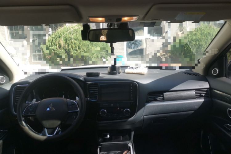 Used Mitsubishi Outlander 2019 2.4L 4x4 Zhi Xiang Edition 5 Seats China VI Standard Center Console