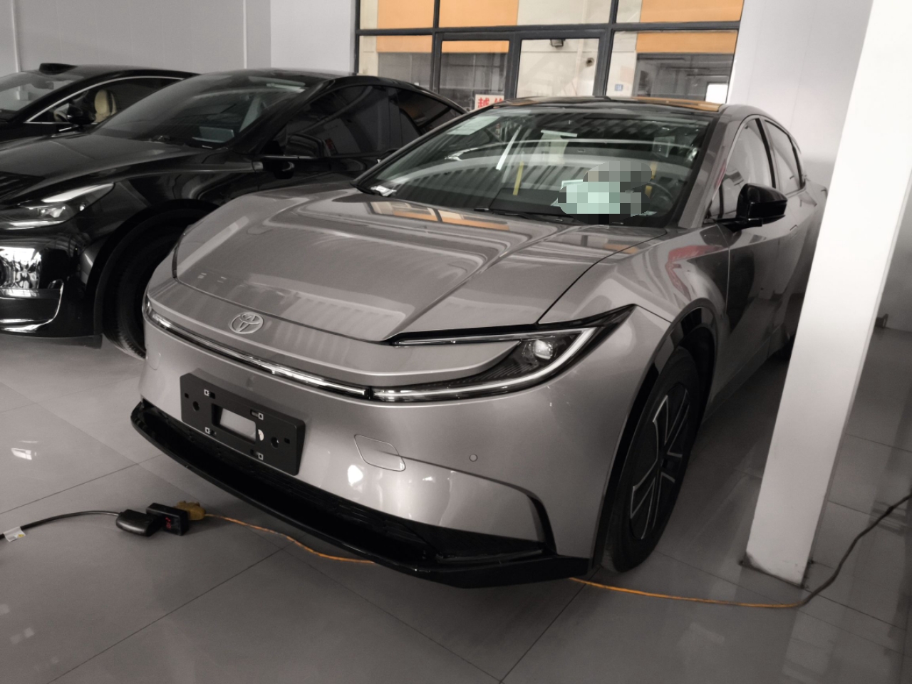 تحت مقدمة السيارة