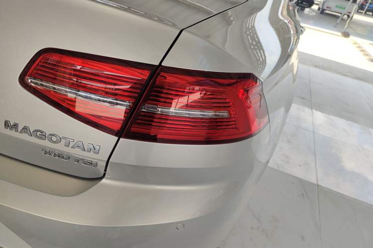 Used Volkswagen Magotan 2017 330TSI DSG Leading Model Right Rear Taillight