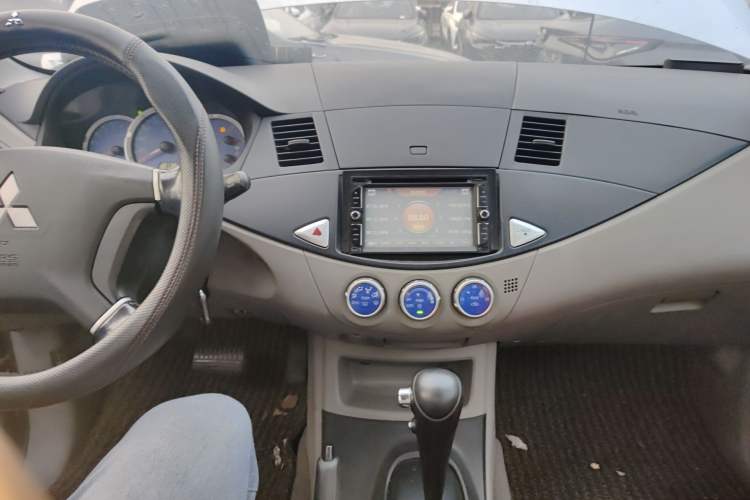 Used Mitsubishi Zinger 2011 2.0L Automatic Luxury Version Audio And AC Panel