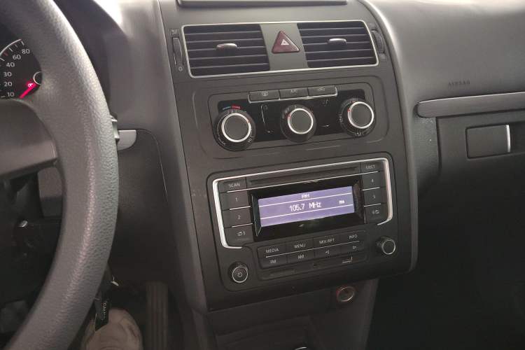 Used Volkswagen Touran 2015 1.4T DSG Comfort Edition 5 Seats Audio And AC Panel