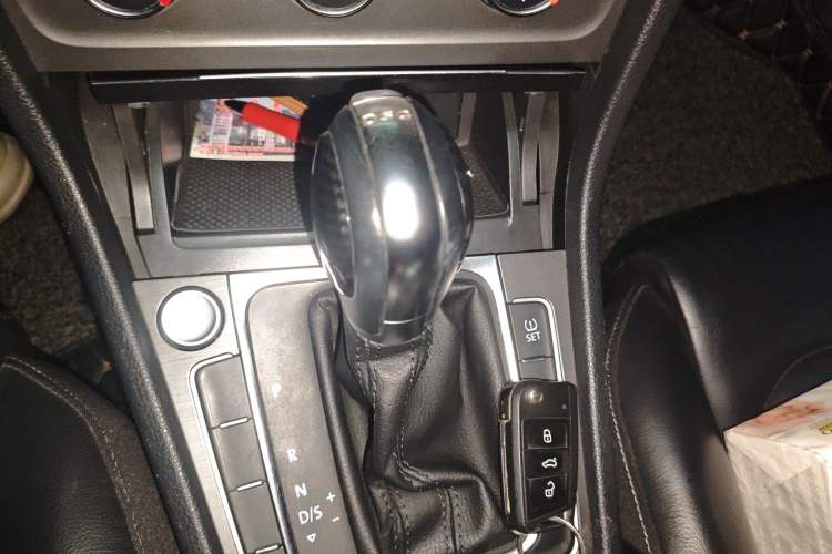 Used Volkswagen Golf 2015 1.4TSI Automatic Luxury Model Gear Lever