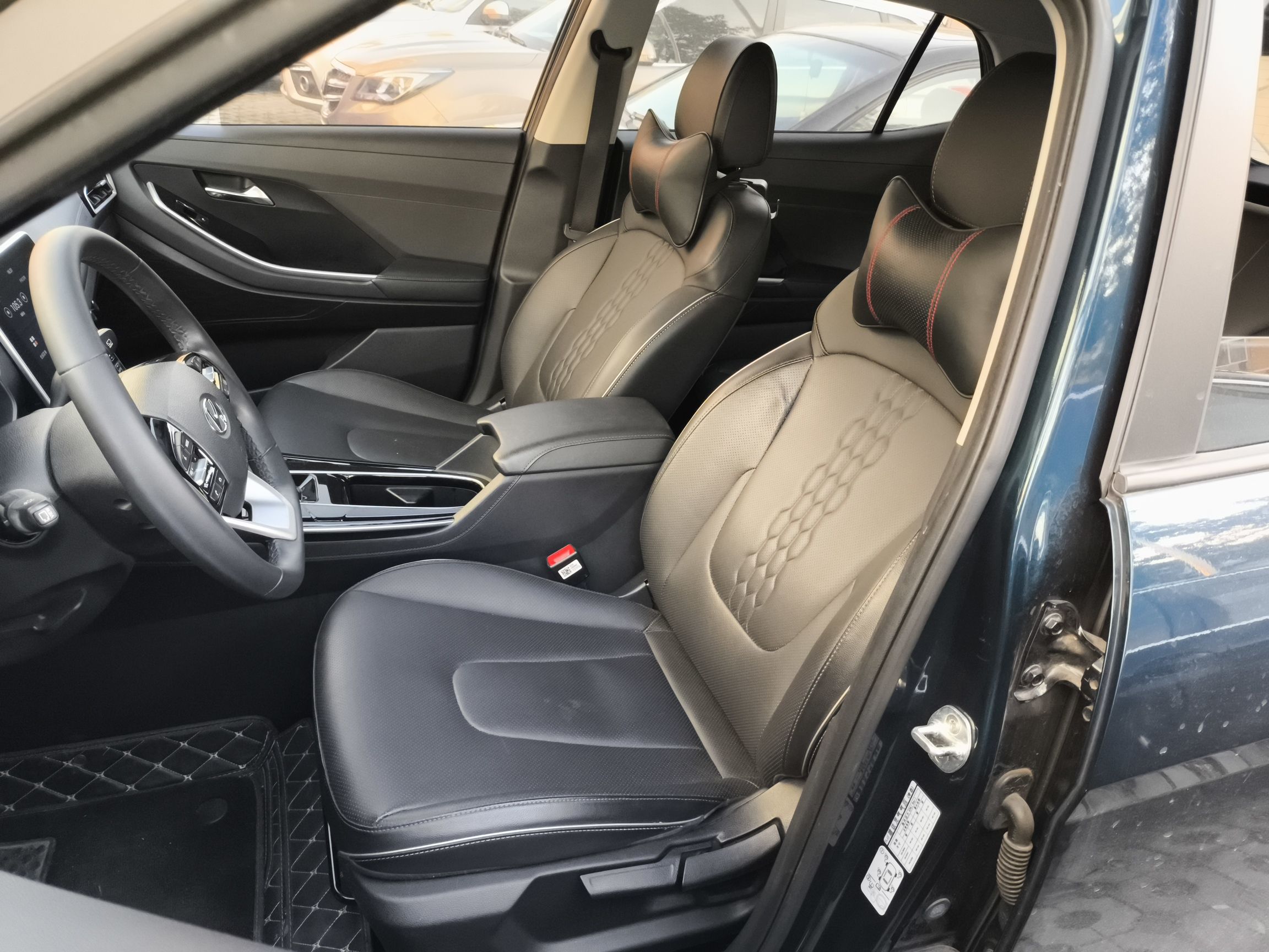 المقاعد الأمامية داخل السيارة