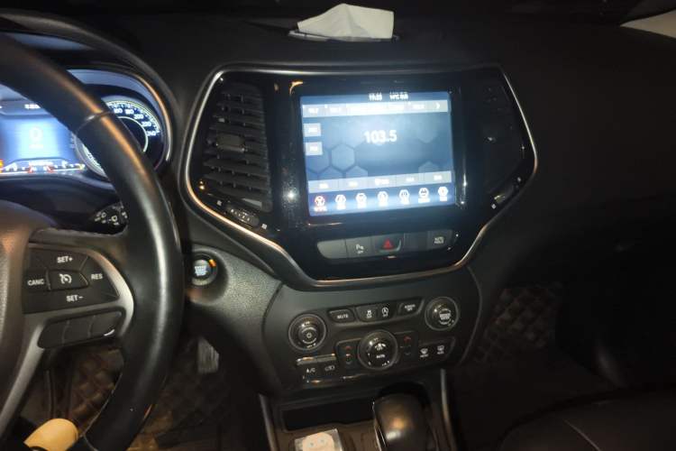 Used Jeep Cherokee 2019 2.0T Two-Wheel Drive Smart Enjoyment Version China V