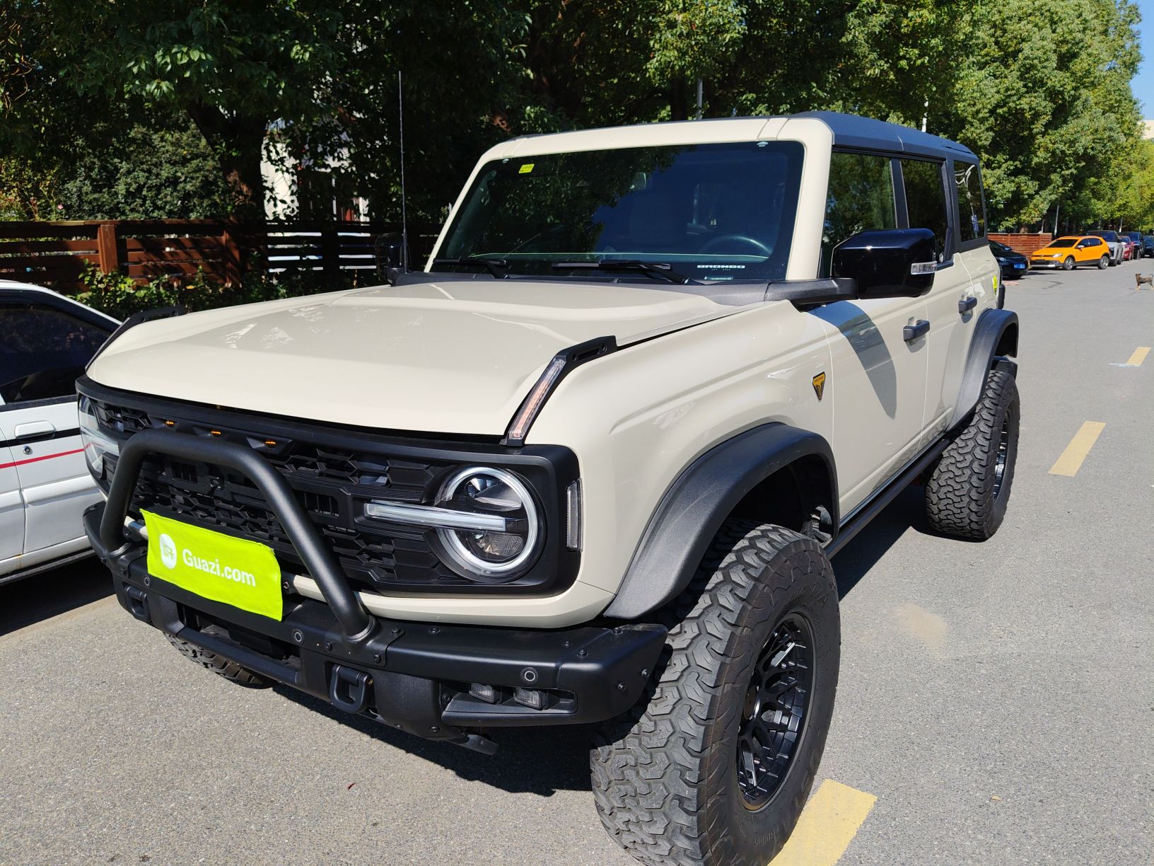 Под передней частью автомобиля