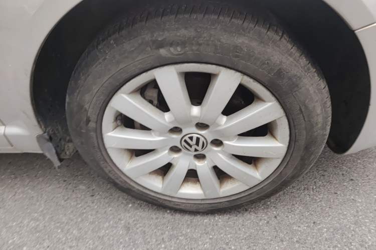 Used Volkswagen Passat 2005 1.8T Automatic Deluxe Plus Version Right Front Wheel Hub