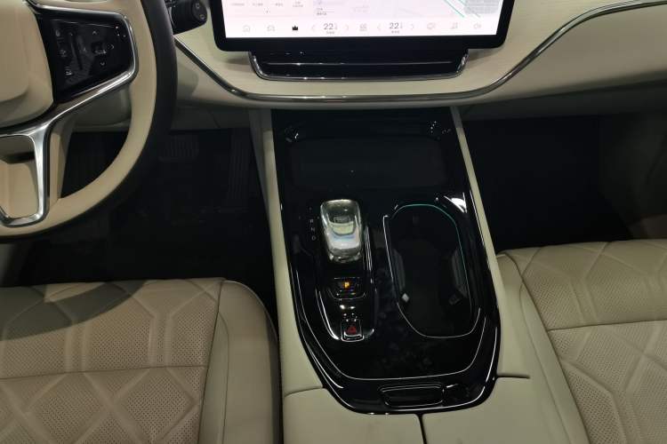 Used Volvo EM90 2025 Ultra Six-Seater
