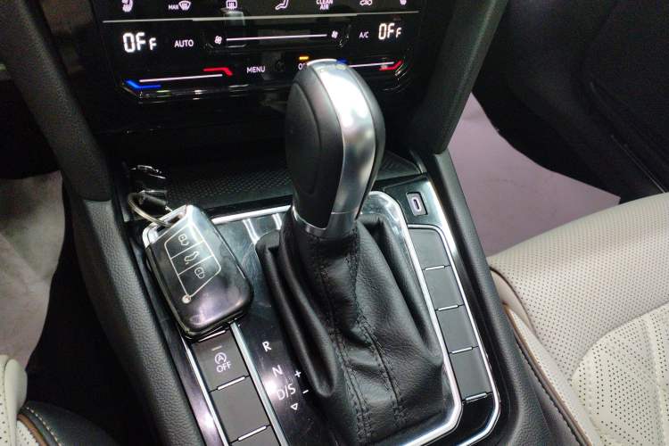 Used Volkswagen Magotan 2023 2 Million Units Commemorative Edition 330TSI DSG Luxury Version Gear Lever