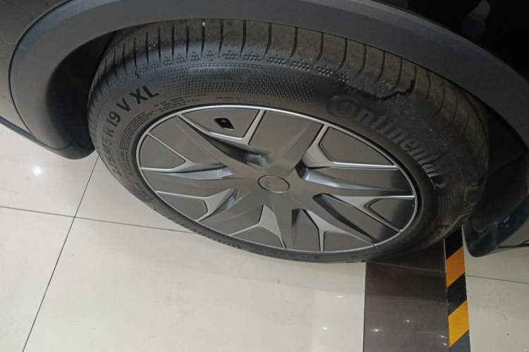 Used Tesla Model Y L 2025 Model Long-Range All-Wheel-Drive Version Exterior 5