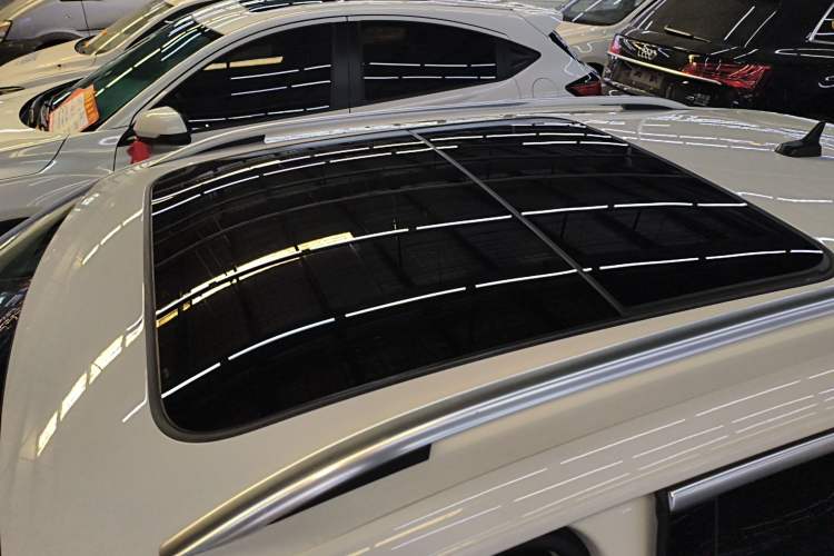 Used Volkswagen T-ROC 2021 280TSI DSG Two-Wheel Drive Elite Connect Edition Roof