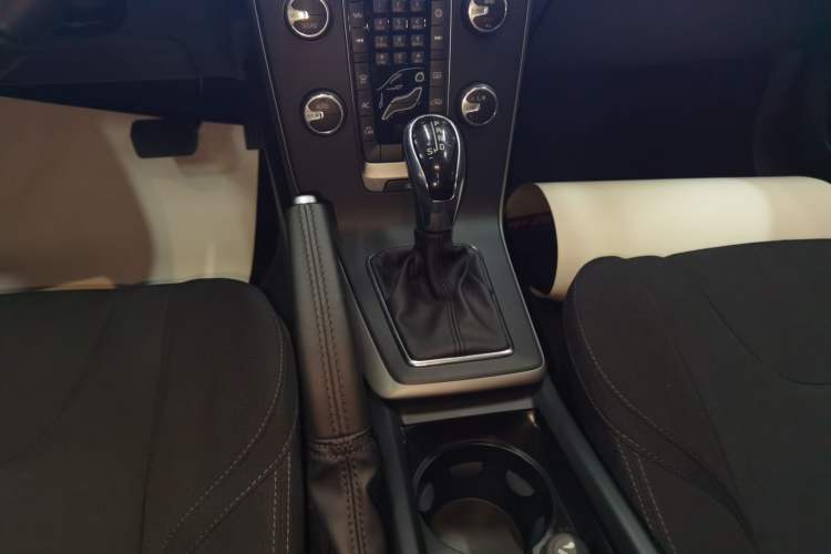 Used Volvo V40 2016 T3 Zhiyi Edition Gear Lever