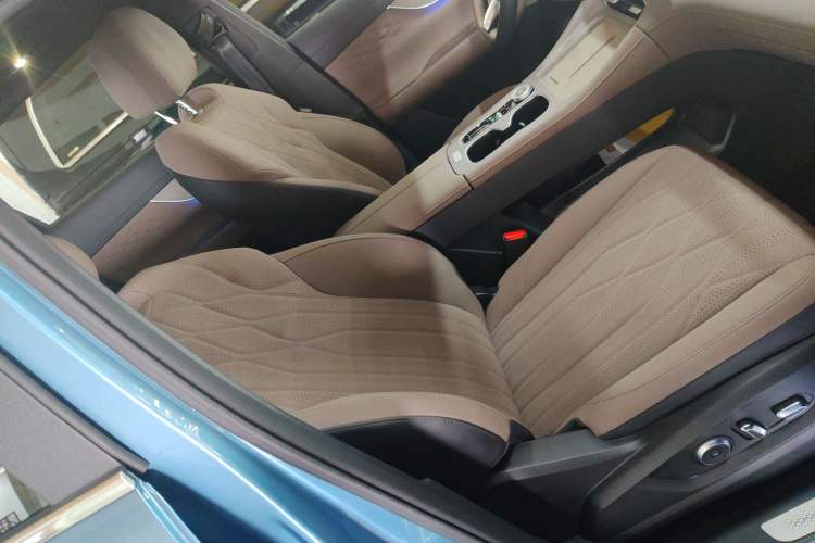 Used Chery Tiggo 8 PLUS C-DM 2025 1.5T 116 km Prestige Version 5 Seats Right Front Seat