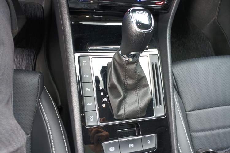 Used Skoda Superb 2023 Facelifted TSI280 DSG Luxury Edition Gear Lever