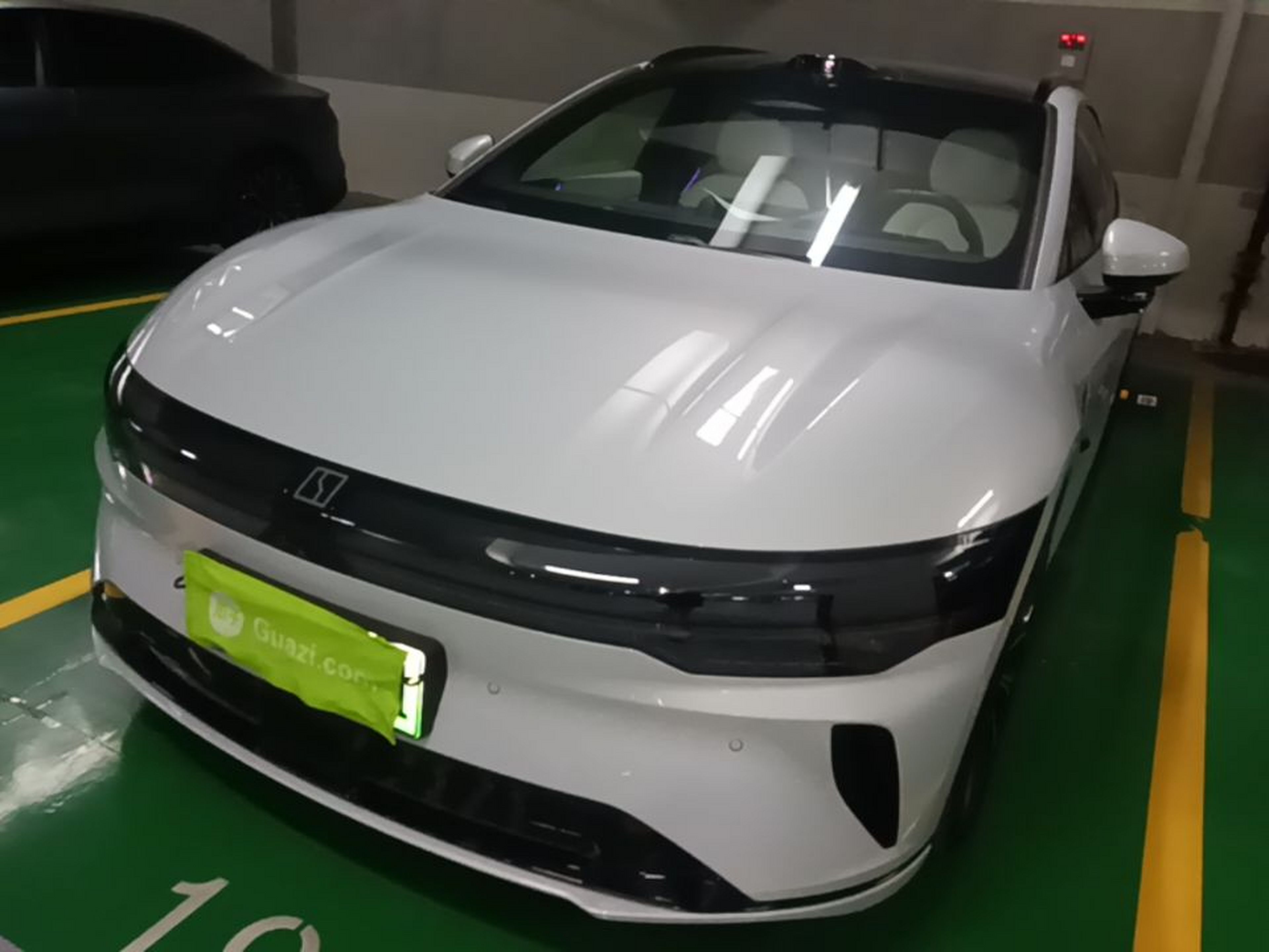 Unter der Vorderseite des Autos