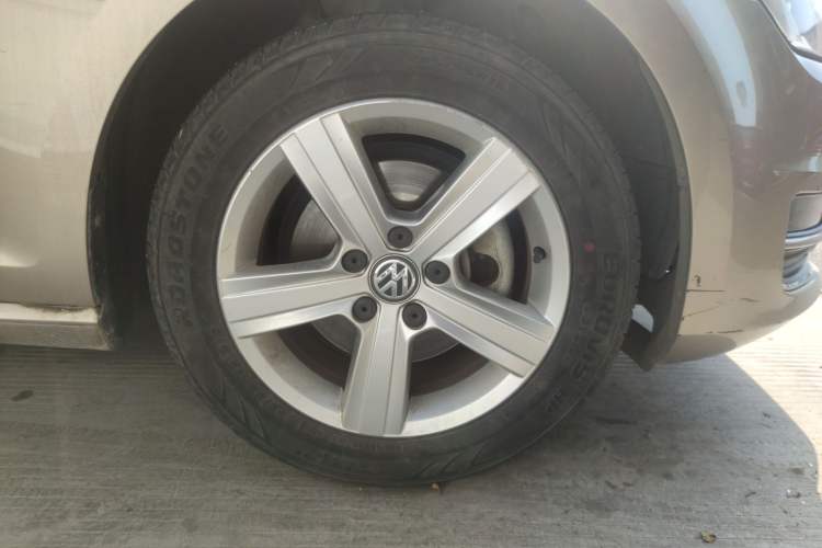 Used Volkswagen Golf 2016 1.6L Automatic Comfort Model Right Front Wheel Hub