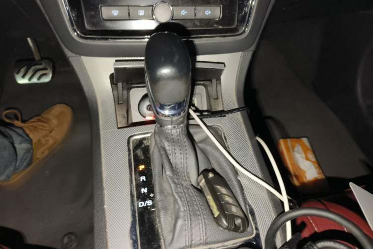 Used Roewe RX5 2016 20T Two-Wheel Drive Automatic Internet Smart Edition
