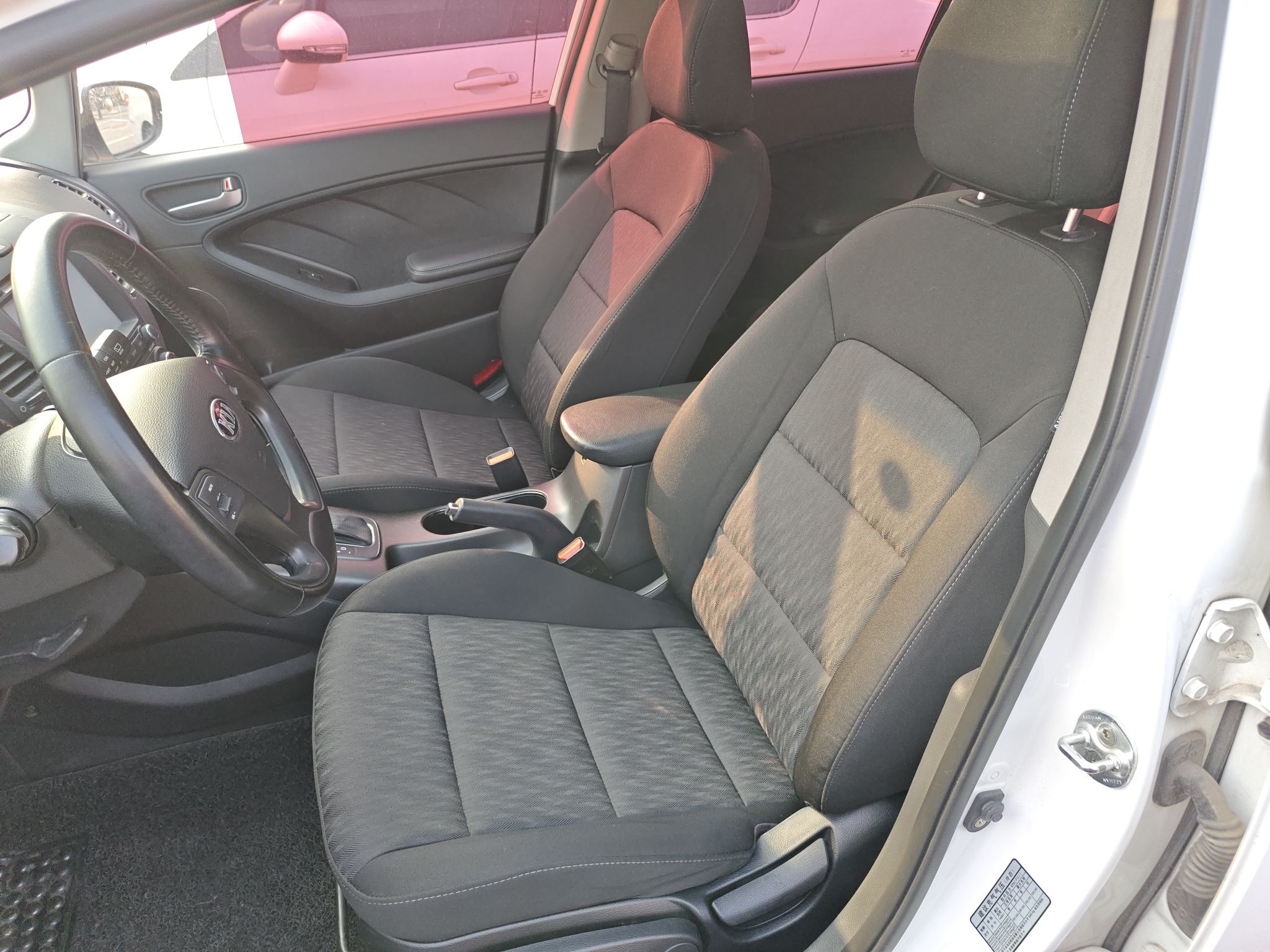 Переднее сиденье в автомобиле