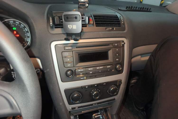 Used Skoda Octavia 2014 1.6L Automatic Yijie Edition Audio And AC Panel