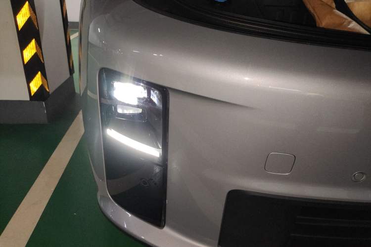 Used Li Auto i6 2025 Model Four-Wheel-Drive Standard Type
